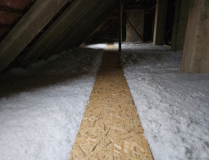 Zateplení stropu bytového domu pomocí foukané izolace